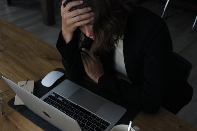 Waarom succesvolle vrouwen thuis toch alles blijven doen