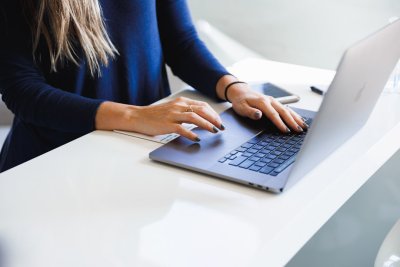 Vrouwen beleggen beter dan mannen, maar doen het toch minder